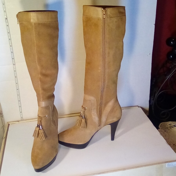 High Heel Classy Tan Suede boots with Tassel by Pilar Abril - Picture 4 of 6